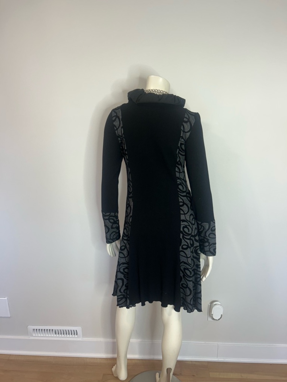 Gorgeous Black and Gray Ruffle-Trim Zip-Front Tunic❤️M - Picture 10 of 14